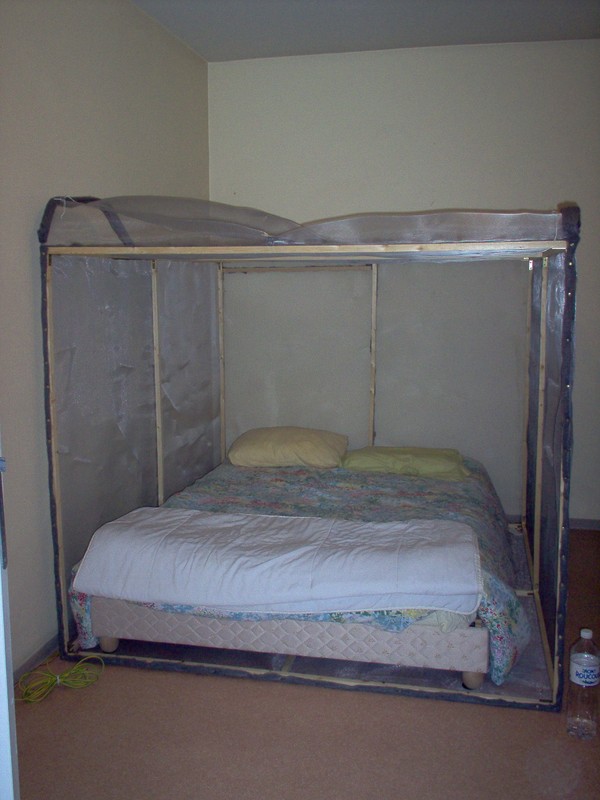 cage-de-faraday-sur-un-lit-2.jpg