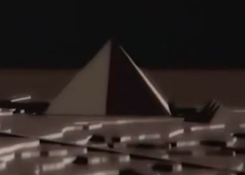 Pyramide avec face coupee en 2 2